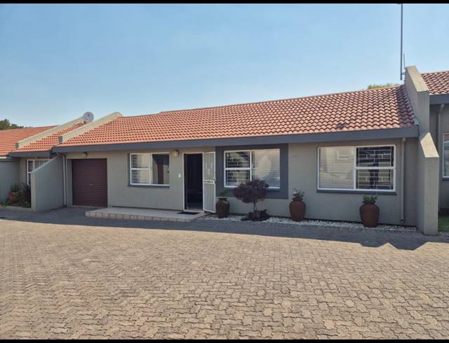 2 BEDROOM TOWNHOUSE FOR SALE IN VANDERBIJLPARK SE 3